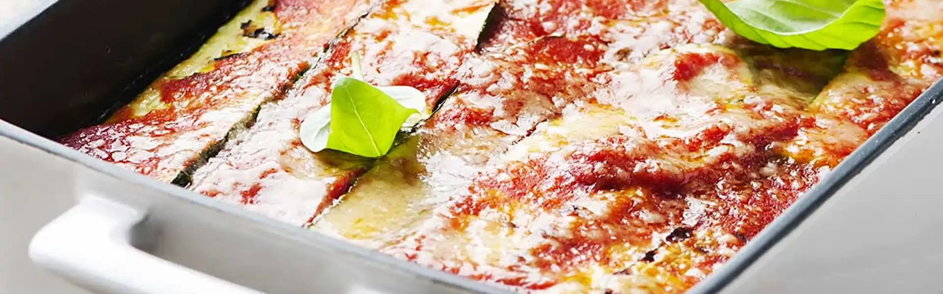 Pastel de berenjenas, con queso y salsa de tomate de Apis