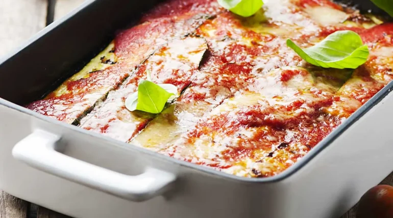Pastel de berenjenas, con queso y salsa de tomate de Apis