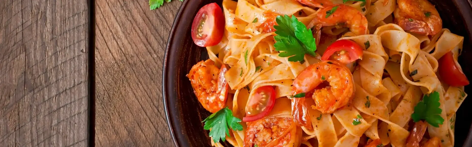 Fetuccini con camarones y salsa de tomate Apis