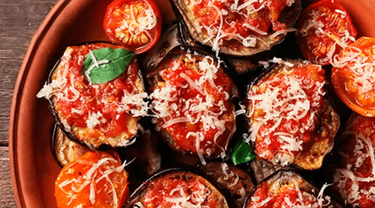 Berenjena con queso y tomate frito