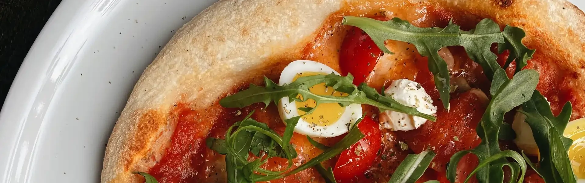 Pizza de burrata, r&uacute;cula, tomates cherry y huevo