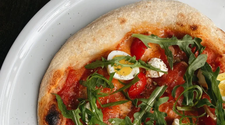 Pizza de burrata, rúcula, tomates cherry y huevo