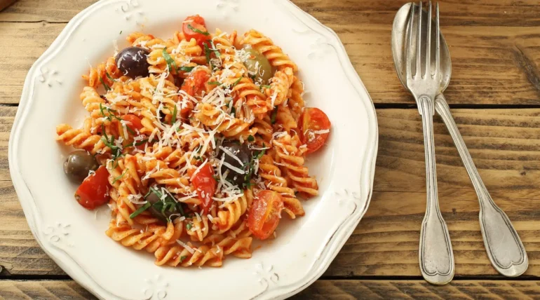 Fusilli con tomate y verduras