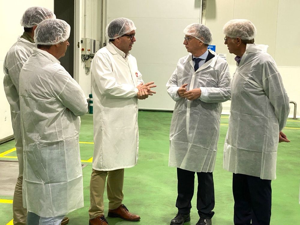El Delegado del Gobierno de Extremadura visita la fábrica de Apis