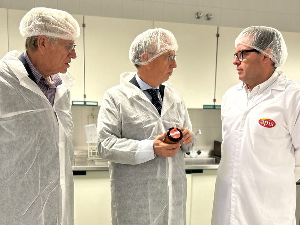 El Delegado del Gobierno de Extremadura visita la fábrica de Apis