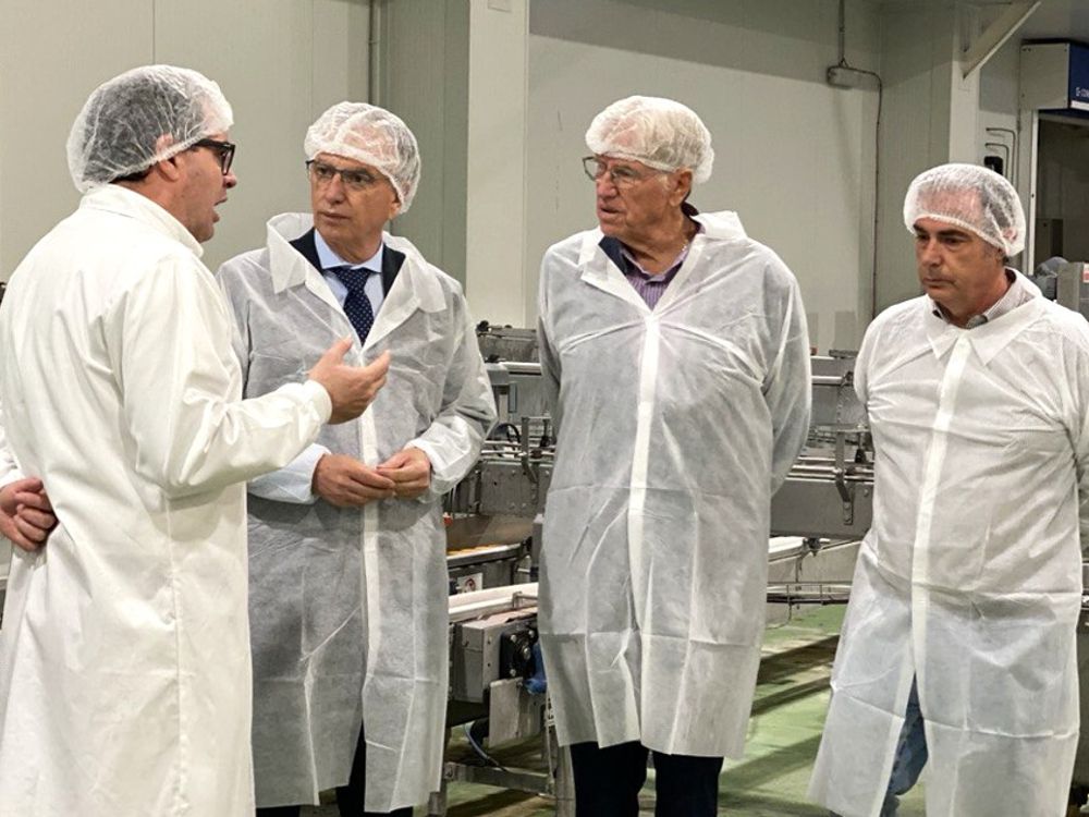El Delegado del Gobierno de Extremadura visita la fábrica de Apis