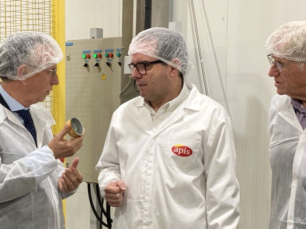 El Delegado del Gobierno de Extremadura visita la fábrica de Apis