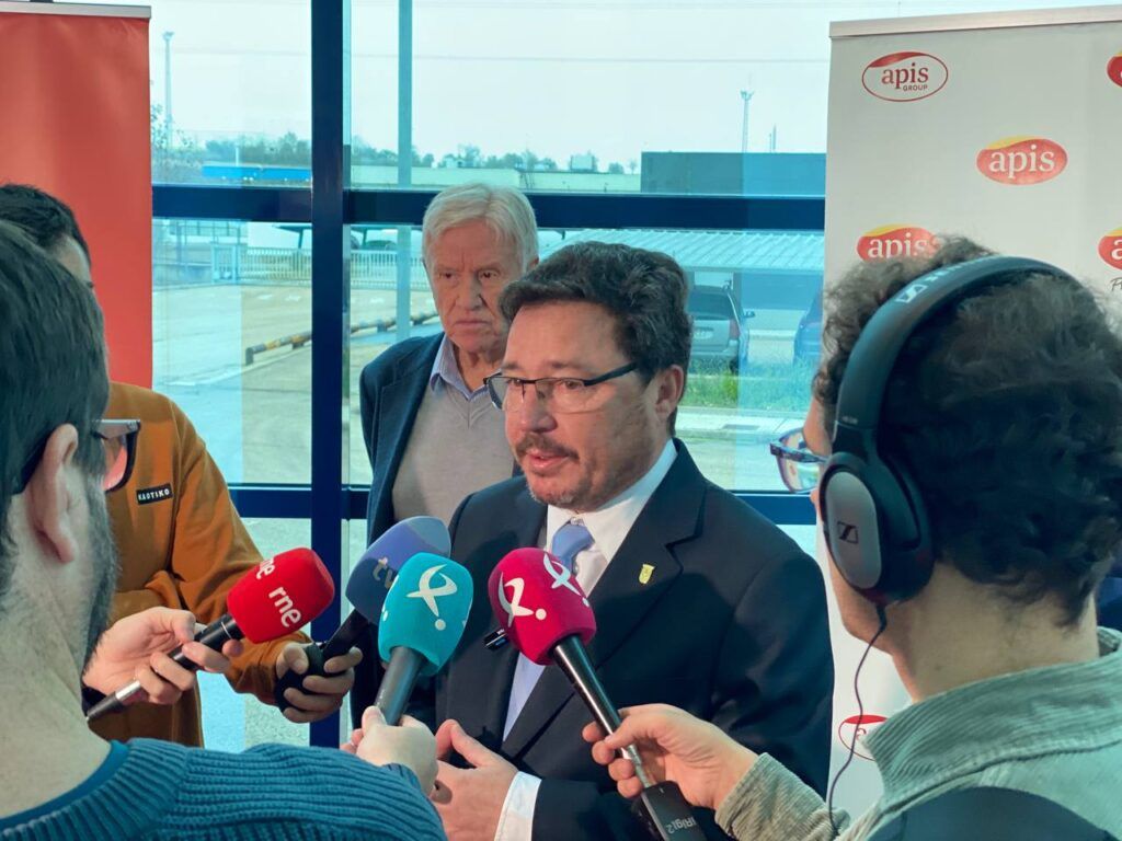Guillermo Santamaría Galdón, Consejero de Economía, Empleo y Transformación Digital de Extremadura, visita las instalaciones de Apis en Mérida