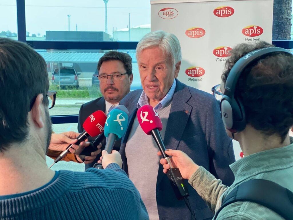 Guillermo Santamaría Galdón, Consejero de Economía, Empleo y Transformación Digital de Extremadura, visita las instalaciones de Apis en Mérida