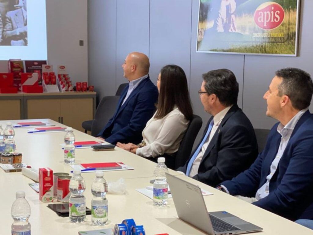 Guillermo Santamaría Galdón, Consejero de Economía, Empleo y Transformación Digital de Extremadura, visita las instalaciones de Apis en Mérida