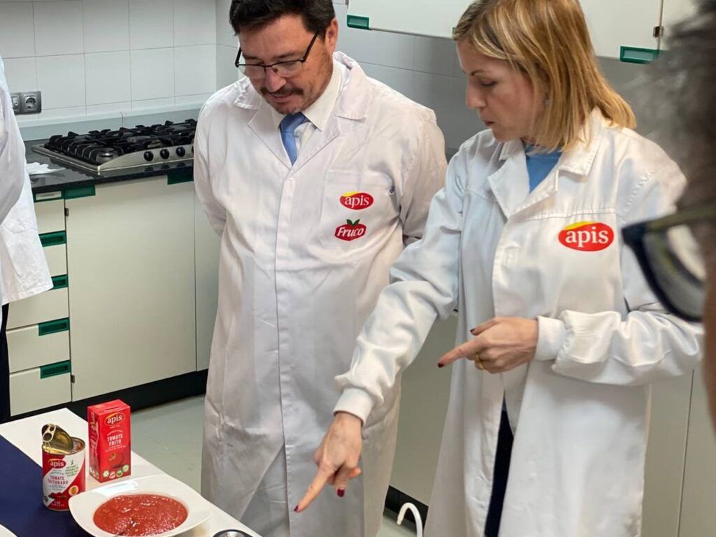 Guillermo Santamaría Galdón, Consejero de Economía, Empleo y Transformación Digital de Extremadura, visita las instalaciones de Apis en Mérida