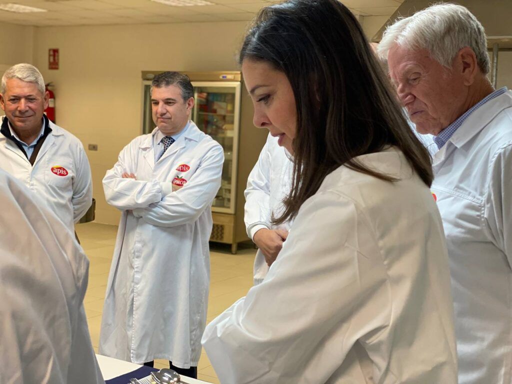 Guillermo Santamaría Galdón, Consejero de Economía, Empleo y Transformación Digital de Extremadura, visita las instalaciones de Apis en Mérida