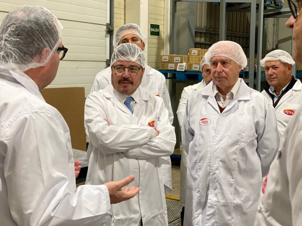 Guillermo Santamaría Galdón, Consejero de Economía, Empleo y Transformación Digital de Extremadura, visita las instalaciones de Apis en Mérida
