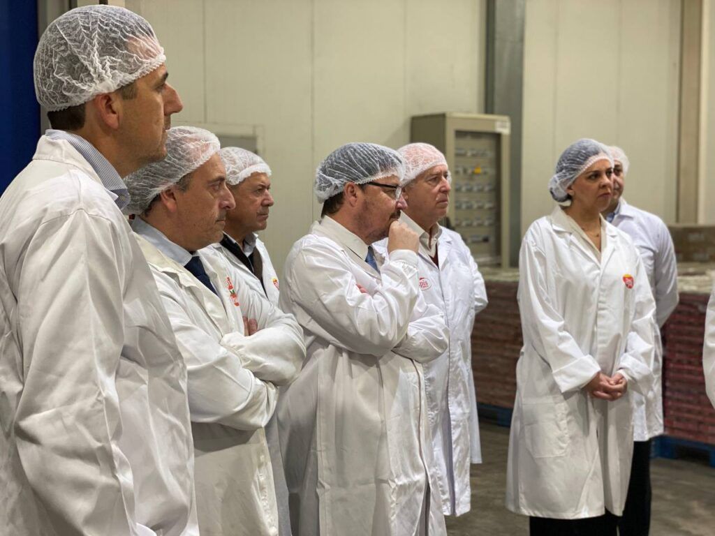 Guillermo Santamaría Galdón, Consejero de Economía, Empleo y Transformación Digital de Extremadura, visita las instalaciones de Apis en Mérida