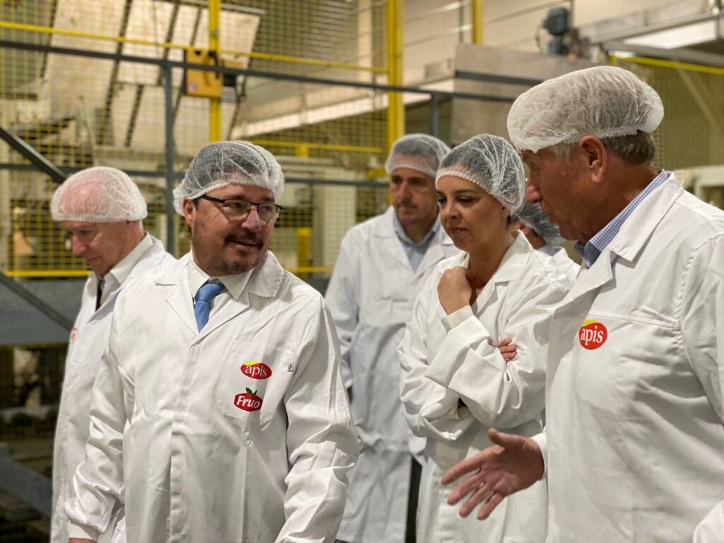 Guillermo Santamaría Galdón, Consejero de Economía, Empleo y Transformación Digital de Extremadura, visita las instalaciones de Apis en Mérida