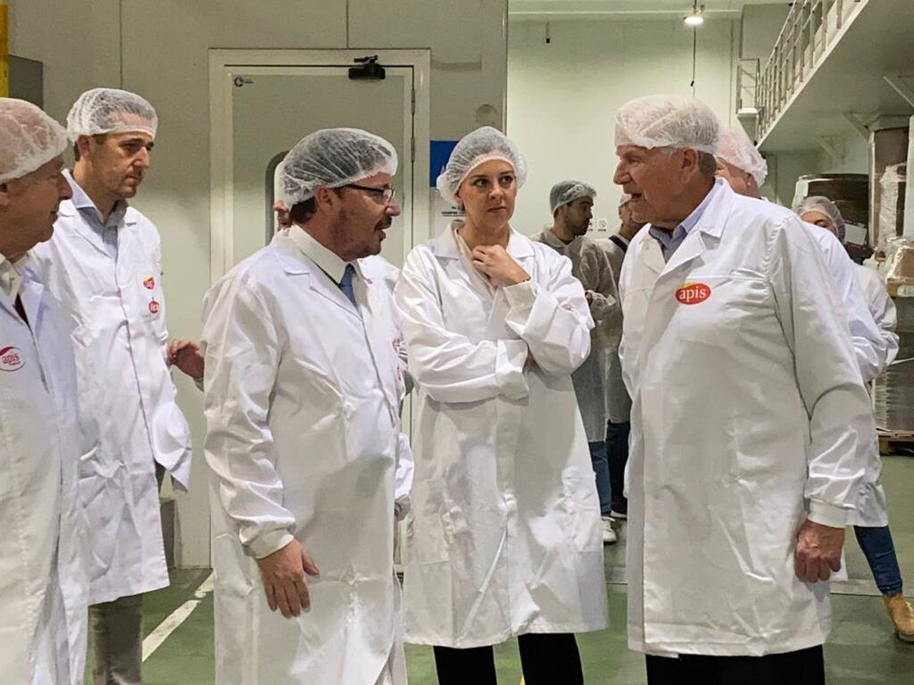 Guillermo Santamaría Galdón, Consejero de Economía, Empleo y Transformación Digital de Extremadura, visita las instalaciones de Apis en Mérida