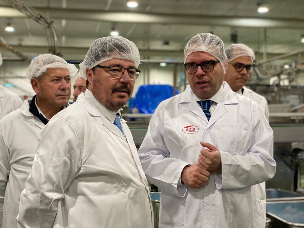 Guillermo Santamaría Galdón, Consejero de Economía, Empleo y Transformación Digital de Extremadura, visita las instalaciones de Apis en Mérida
