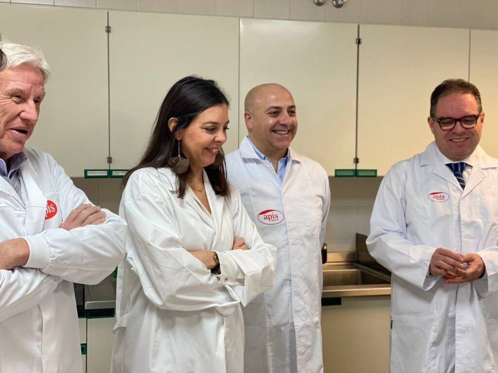 Guillermo Santamaría Galdón, Consejero de Economía, Empleo y Transformación Digital de Extremadura, visita las instalaciones de Apis en Mérida