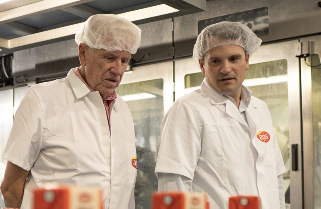 El Consejero de Presidencia, Interior y Diálogo Social, Abel Bautista Morán visita la fábrica de Apis en Montijo