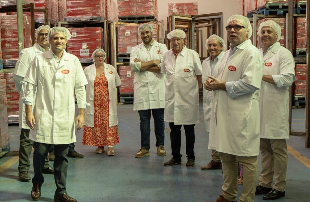 El Consejero de Presidencia, Interior y Diálogo Social, Abel Bautista Morán visita la fábrica de Apis en Montijo