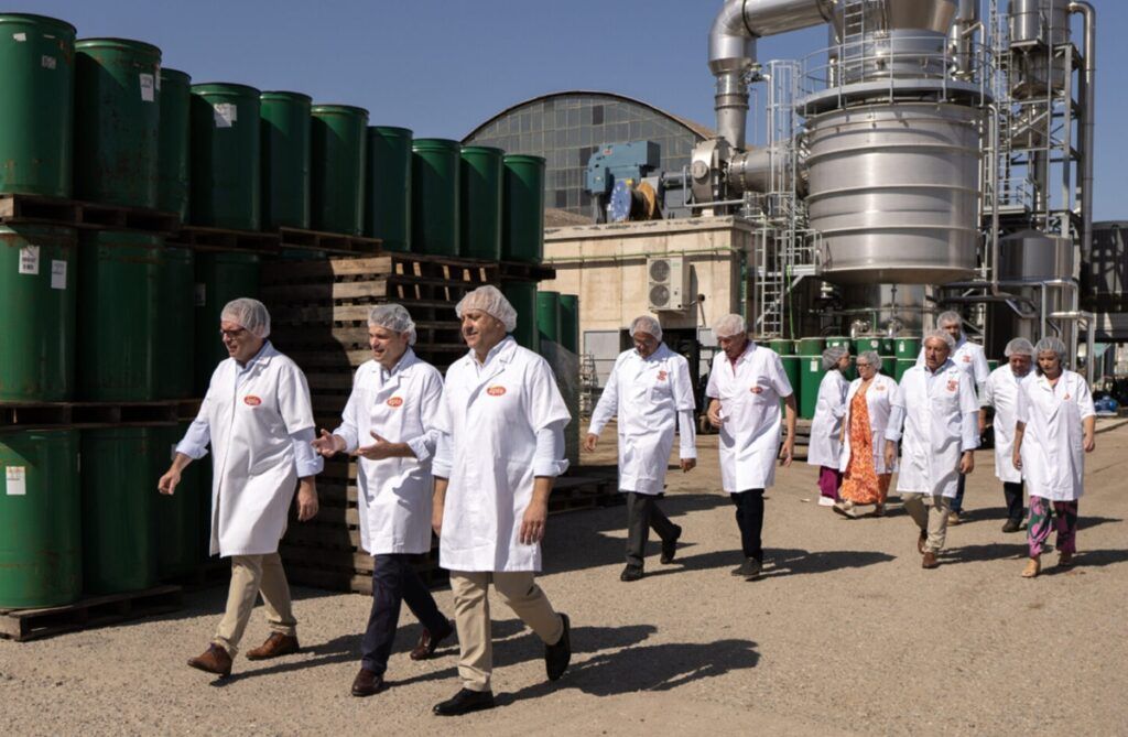 El Consejero de Presidencia, Interior y Diálogo Social, Abel Bautista Morán visita la fábrica de Apis en Montijo