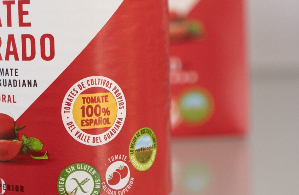 El Consejero de Presidencia, Interior y Diálogo Social, Abel Bautista Morán visita la fábrica de Apis en Montijo