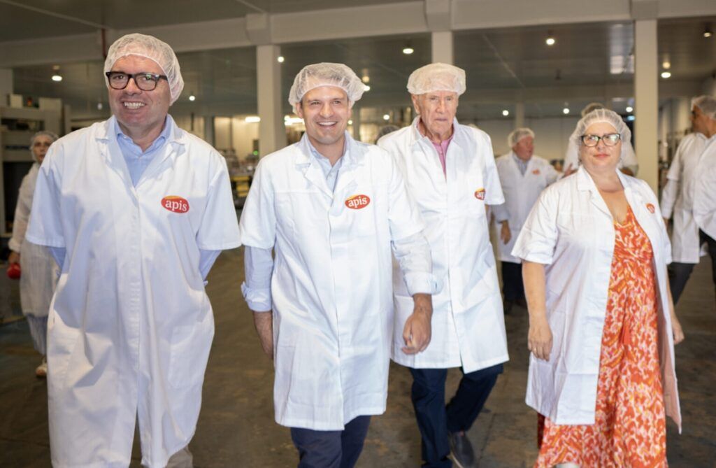 El Consejero de Presidencia, Interior y Diálogo Social, Abel Bautista Morán visita la fábrica de Apis en Montijo