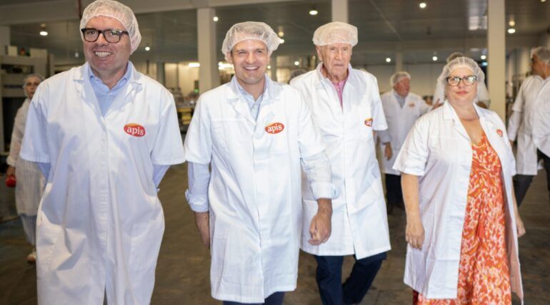 El Consejero de Presidencia, Interior y Diálogo Social, Abel Bautista Morán visita la fábrica de Apis en Montijo