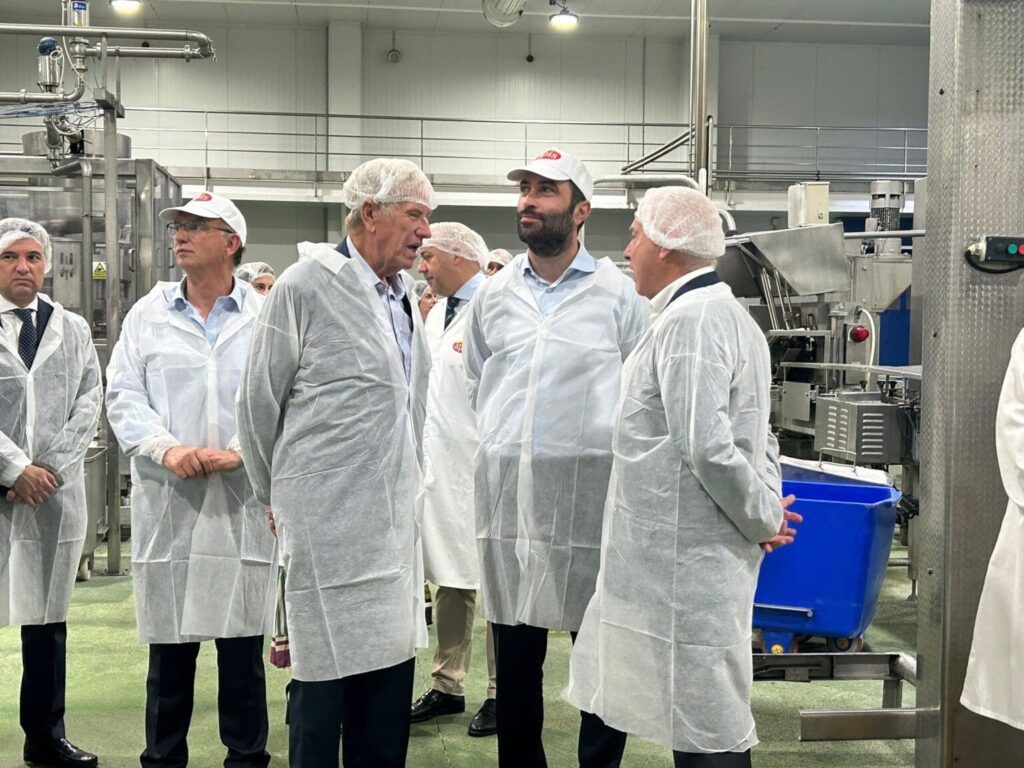 El Ministro de Economía, Comercio y Empresa D. Carlos Cuerpo Caballero visita la fábrica de Apis en Mérida