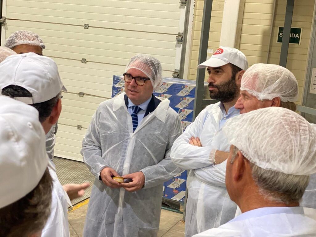 El Ministro de Economía, Comercio y Empresa D. Carlos Cuerpo Caballero visita la fábrica de Apis en Mérida