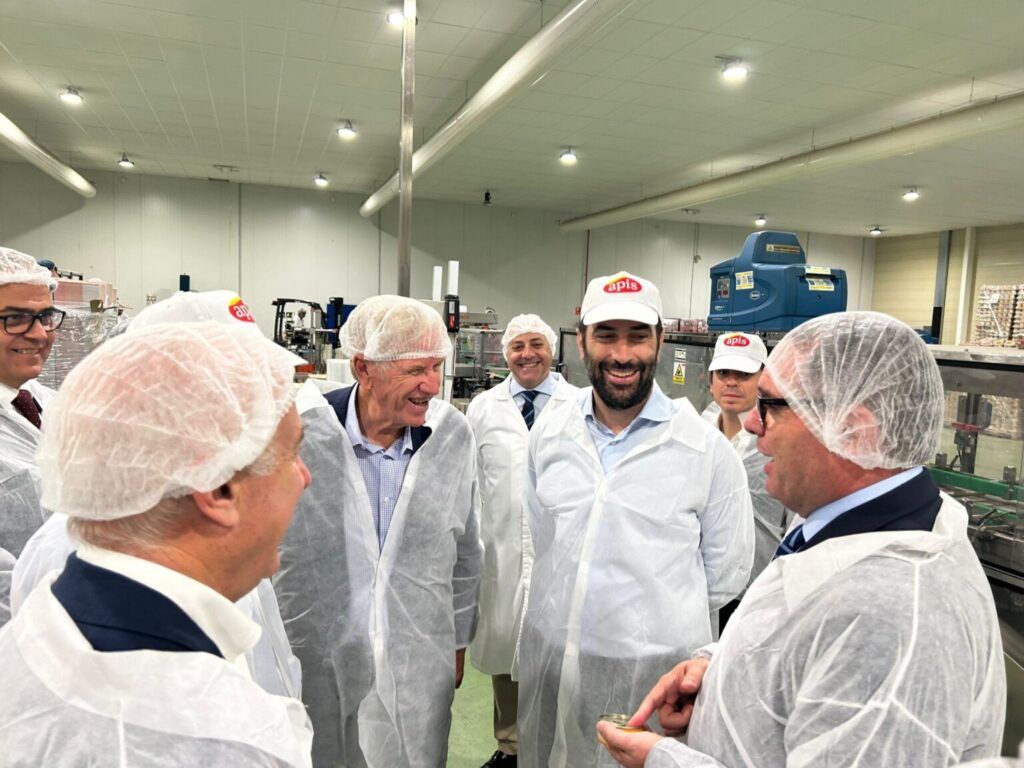 El Ministro de Economía, Comercio y Empresa D. Carlos Cuerpo Caballero visita la fábrica de Apis en Mérida