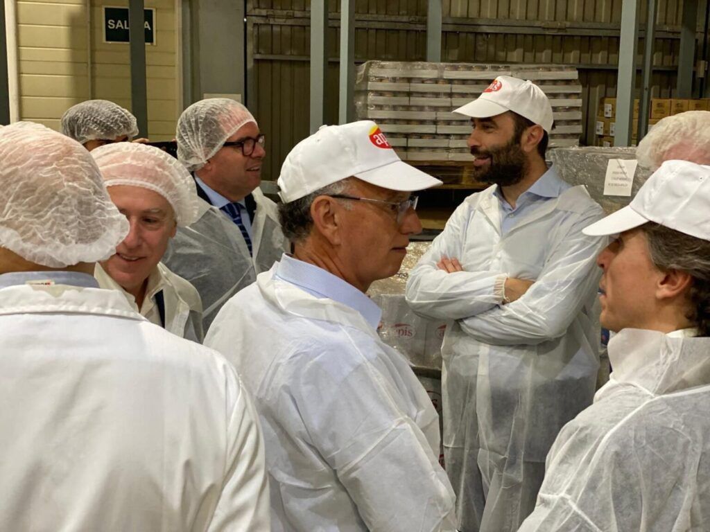 El Ministro de Economía, Comercio y Empresa D. Carlos Cuerpo Caballero visita la fábrica de Apis en Mérida